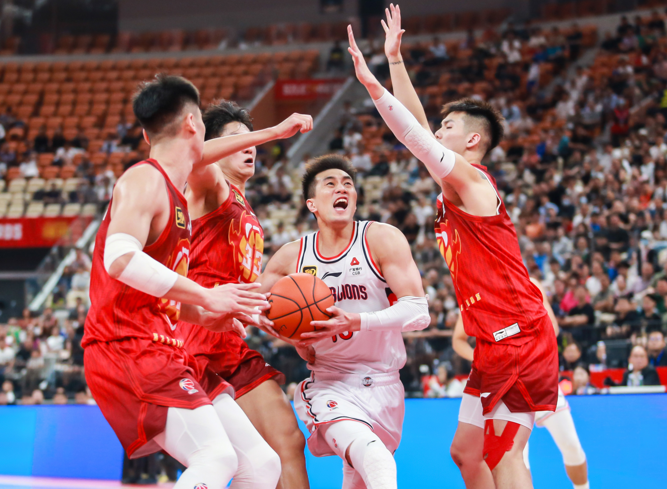 kaiyun-中超今夜走向成谜,广州队遗憾出局,目标明确,身体对抗强度拉满