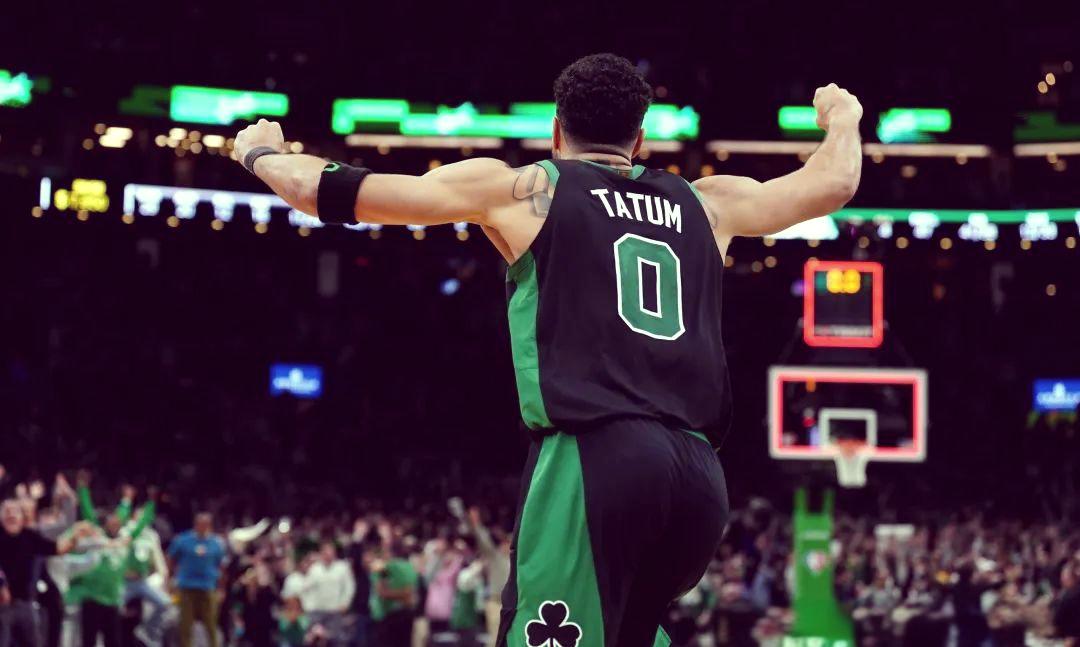 包含NBA总决赛赛前走向成谜，波士顿凯尔特人绝杀压哨，球迷炸锅，更衣室氛围转暖的词条