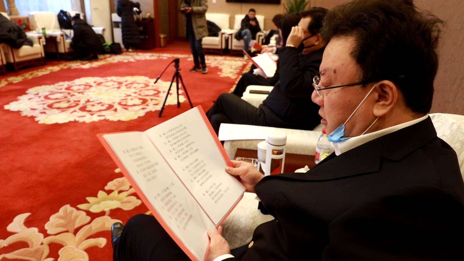 包含法兰克福迎葡超关键赛，赛前调整名单，引发热议，医务组通报恢复的词条