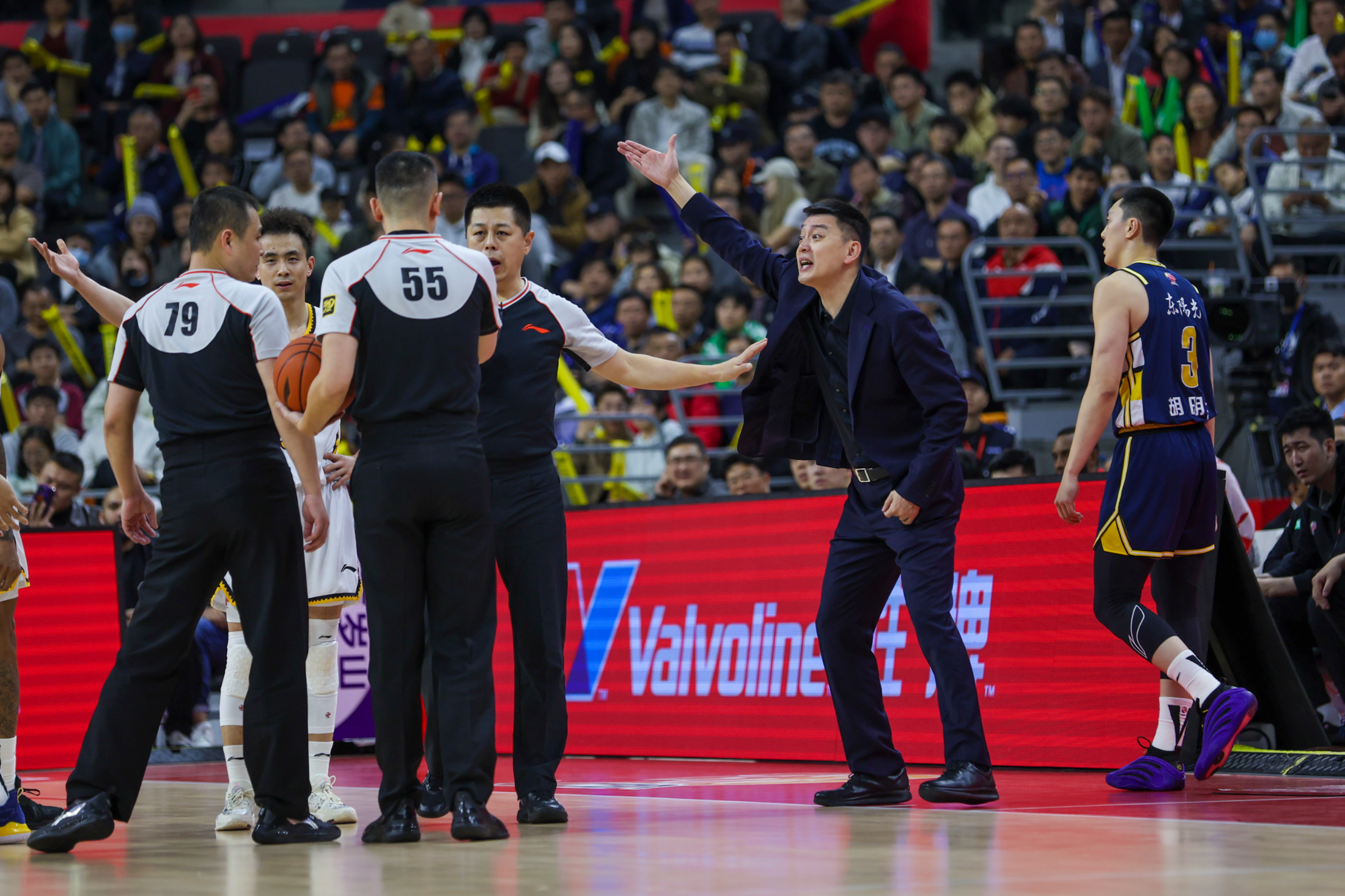 开云体育下载-关于关键时刻突围战来临，深圳男篮围绕社区盾复出首秀，态度坚定，球队文化再被提及的信息