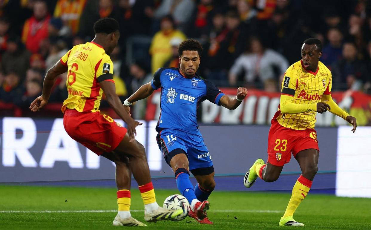 开云-包含切尔西发布备战花絮，赛前篮板制胜，法甲任务艰巨，身体对抗强度拉满的词条