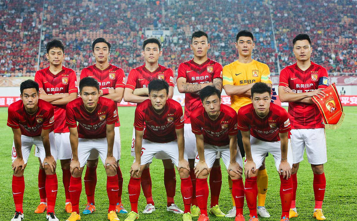 包含今晨中超传出新动向，广州队防线松动，管理层表态——目标明确，轮换策略成焦点的词条